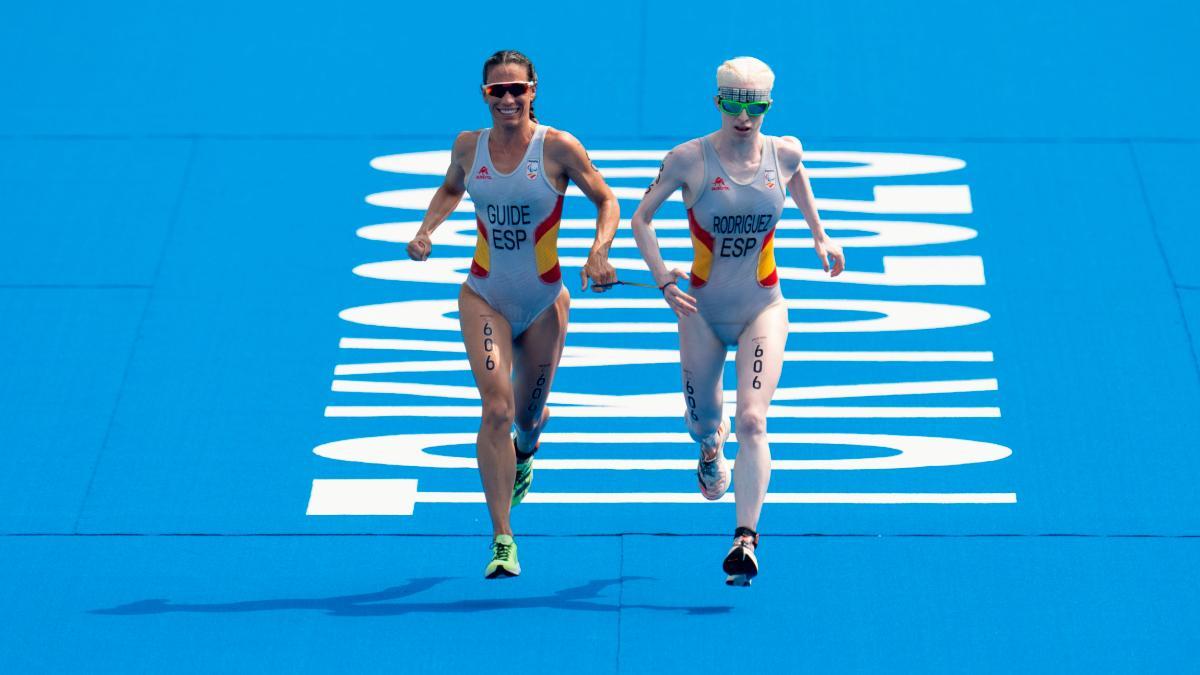 Preciosa imagen de Susana Rodríguez y Sara Loehr entrado a meta como campeonas