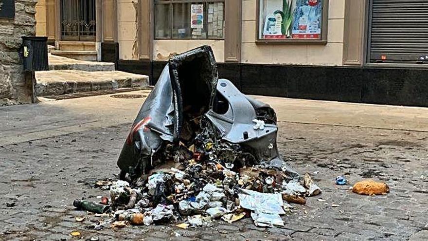 Un dels contenidors cremats els darrers dies, al carrer Sant Miquel de Manresa