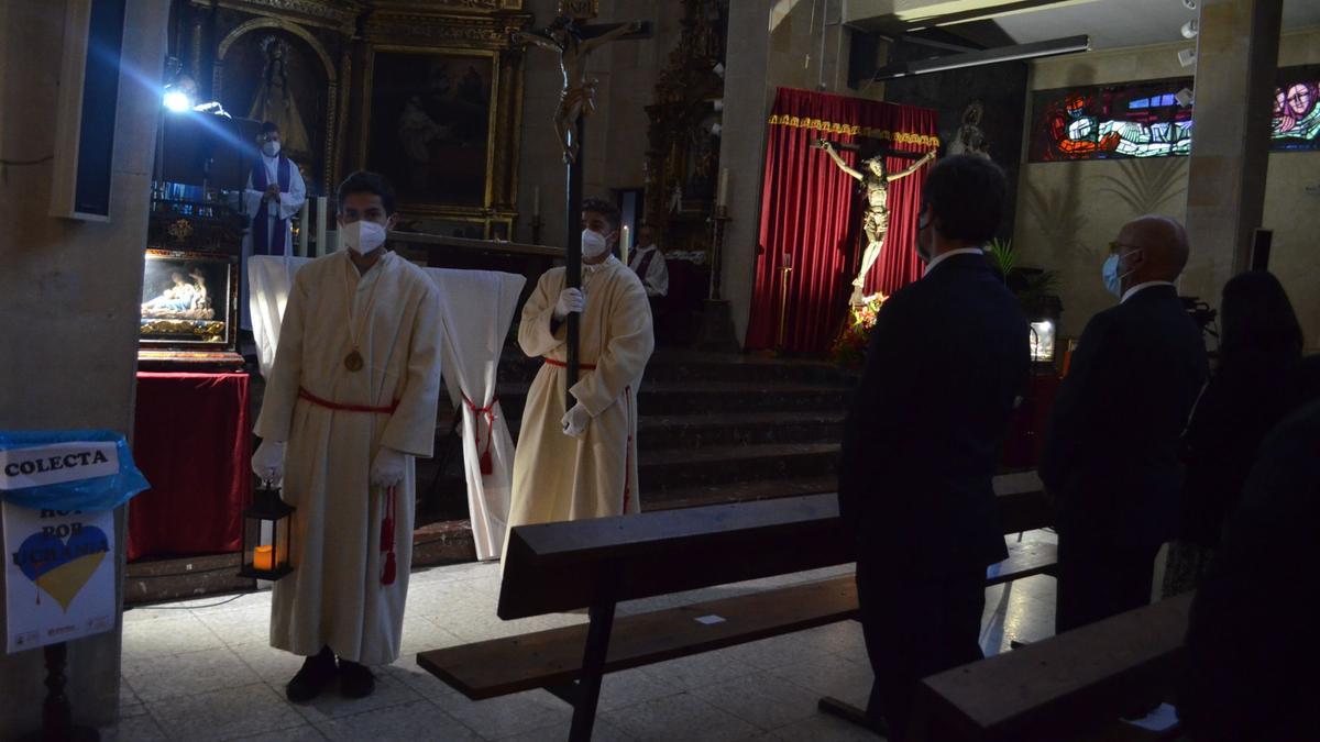 Inicio del Via Crucis con el Cristo de las Ánimas, en la iglesia del Carmen de Benavente. / E. P.