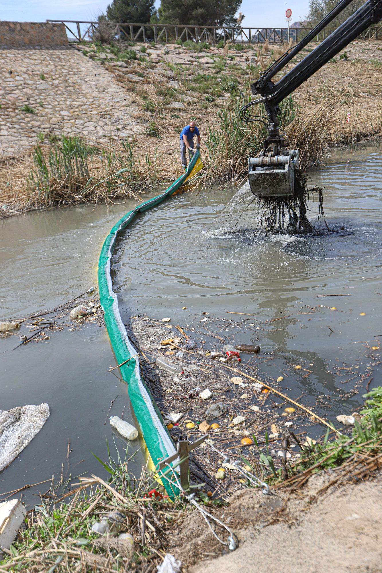 Instalación de una nueva barrera flotante en el Rio Segura