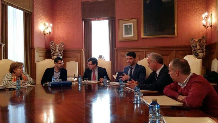 A la reunión asistieron López Font, técnicos de la Diputación, Gonzalo Durán y Javier Tourís. // Faro