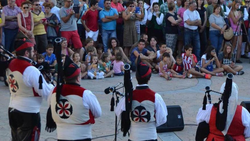 Los gaiteros, durante su actuación.