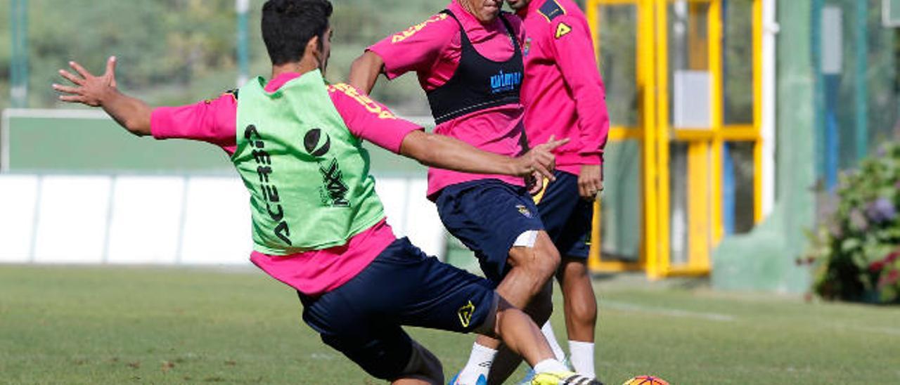 Asdrúbal disputa un balón con Carlos en un entrenamiento.