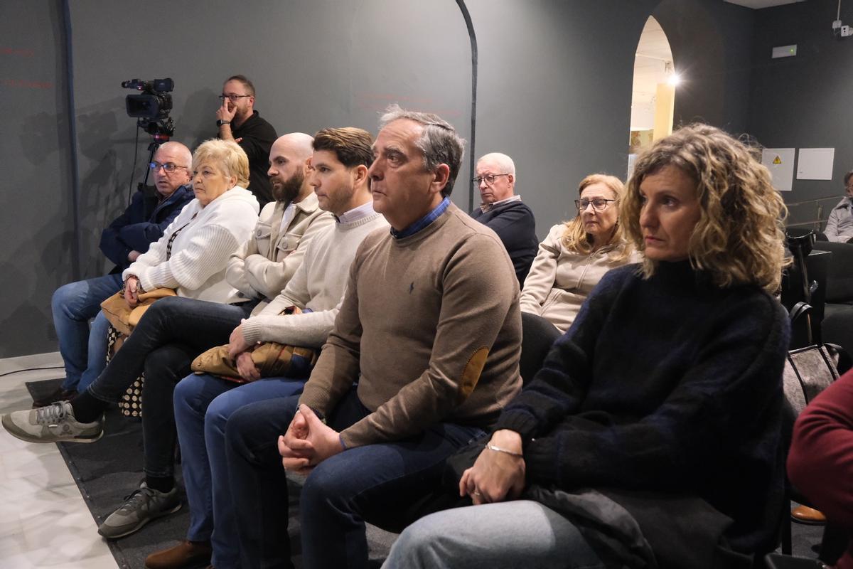 El alcalde de Cabra, junto a familiares de personas represaliadas en Cabra.