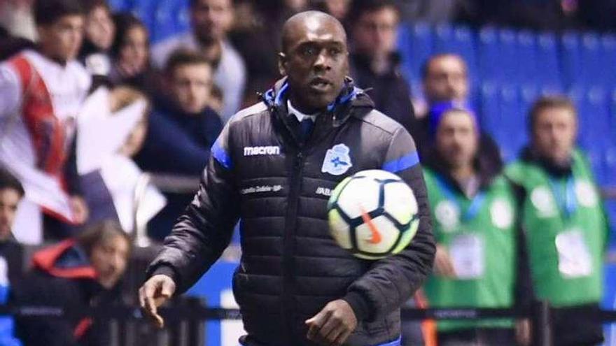 Seedorf, ayer en la banda en Riazor.