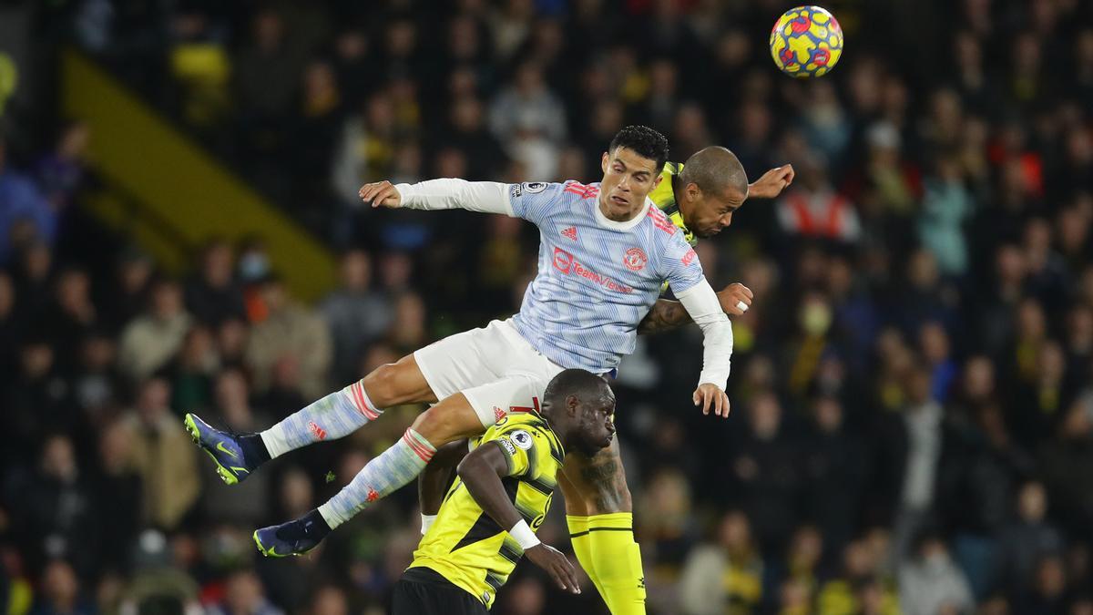 Cristiano Ronaldo lucha por un balón con Moussa Sissoko y William Troost, del Watford.