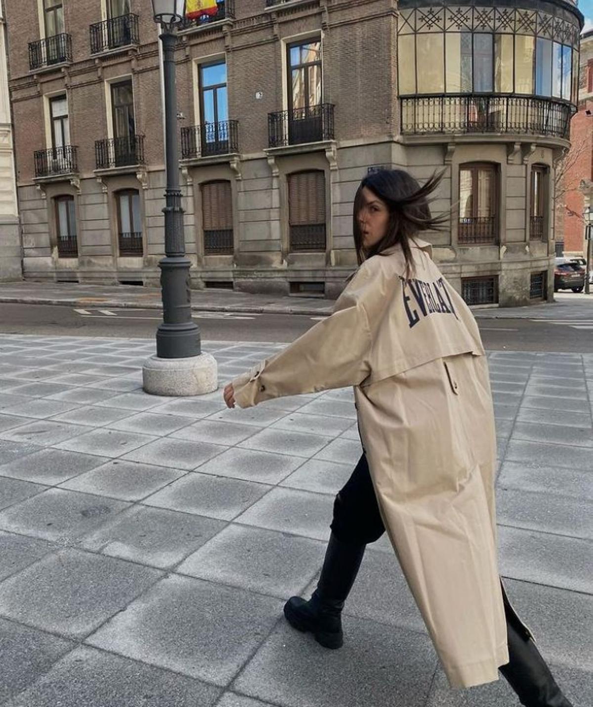 Laura Matamoros con el trench más deseado de Zara