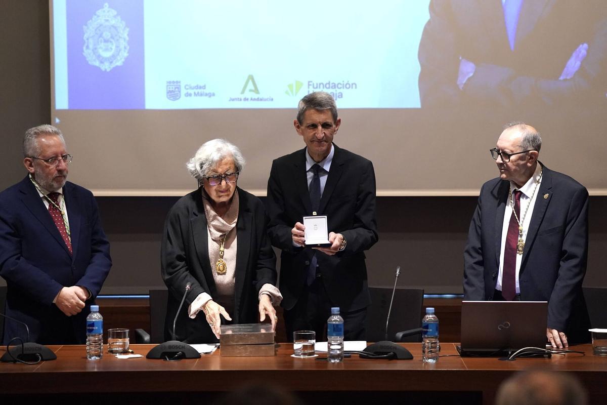 El presidente de la Fundación Unicaja, José Manuel Domínguez, recibe la medalla de la Academia de San Telmo
