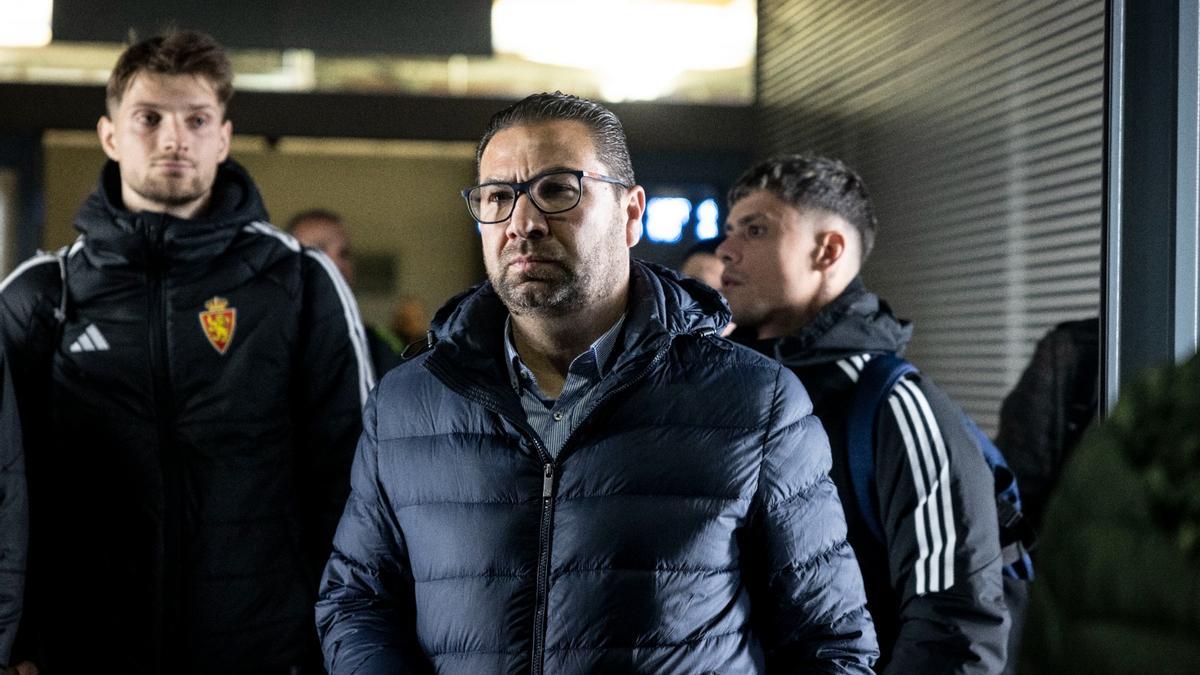 Cordero, con rostro serio, la noche del pasado sábado en el aeropuerto de Zaragoza rodeado de otros integrantes del equipo aragonés