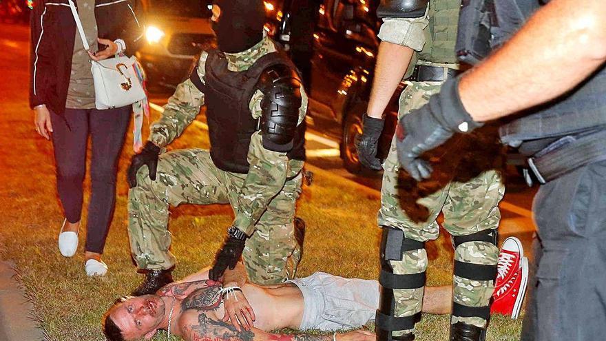 Un soldat porta a terme un arrest durant les protestes a la capital de Bielorússia.