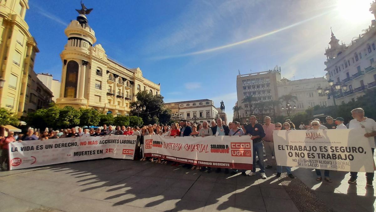 Concentración de CCOO y UGT por la dignidad salarial, este viernes, en Córdoba.