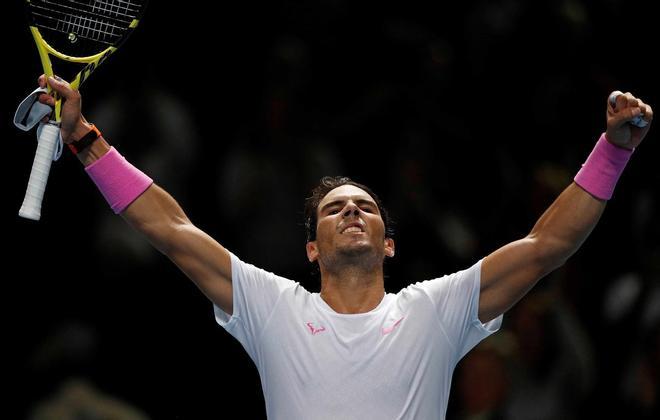 Rafa Nadal celebra el triunfo contra Daniil Medvedev durante su partido individual de ida y vuelta en el día cuatro del torneo de tenis ATP World Tour Finals en el O2 Arena de Londres.