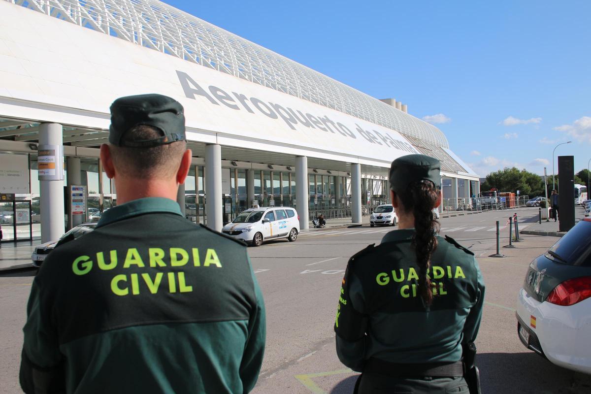Agentes de la Guardia Civil en el Aeropuerto de Palma.