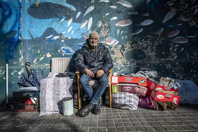 El miedo al desarraigo aleja a los sintecho de Badalona del dispositivo contra el frío: "Cada noche rezo para vivir un día más"