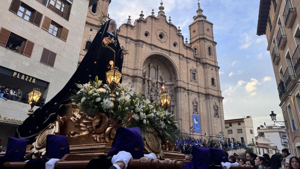 El paso de la virgen frente a la Iglesia de Alcañiz.