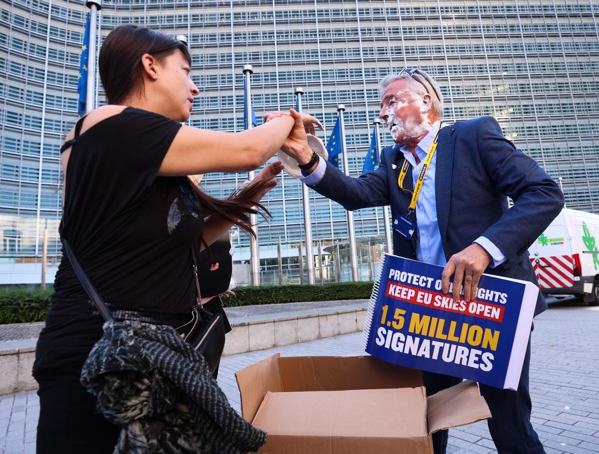 Activistas arrojan una tarta al jefe de Ryanair en Bruselas