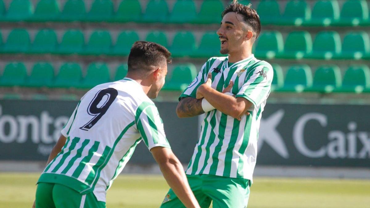 Rober celebra el 1-0 con Nané García, que acabó la mañana con un ‘hat trick’. / Real Betis