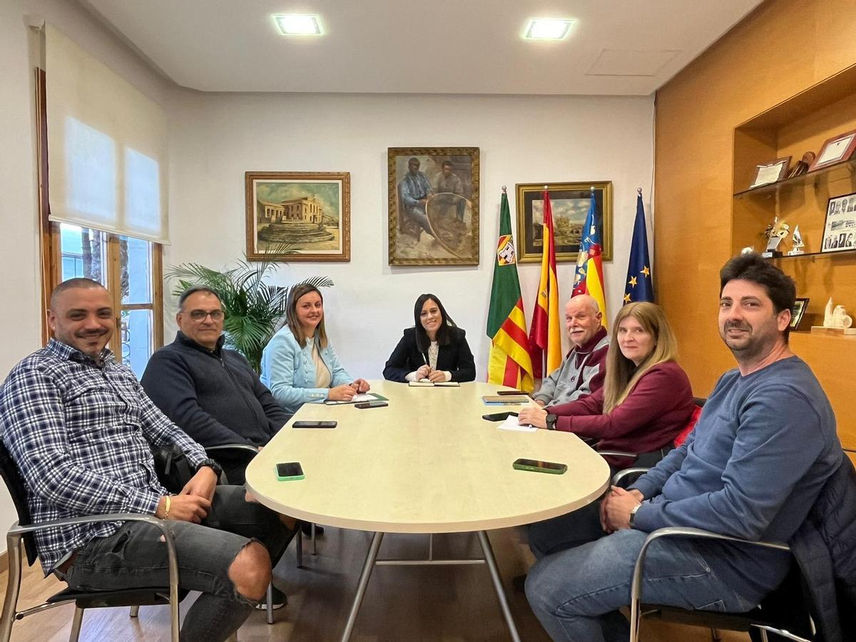 Un momento de la reunión de Giner y Miralles con los representantes de asociaciones de vecinos de la Marjaleria de Castelló.