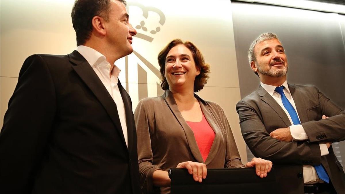 Alfred Bosch, Ada Colau y Jaume Collboni, en el Ayuntamientod e Barcelona