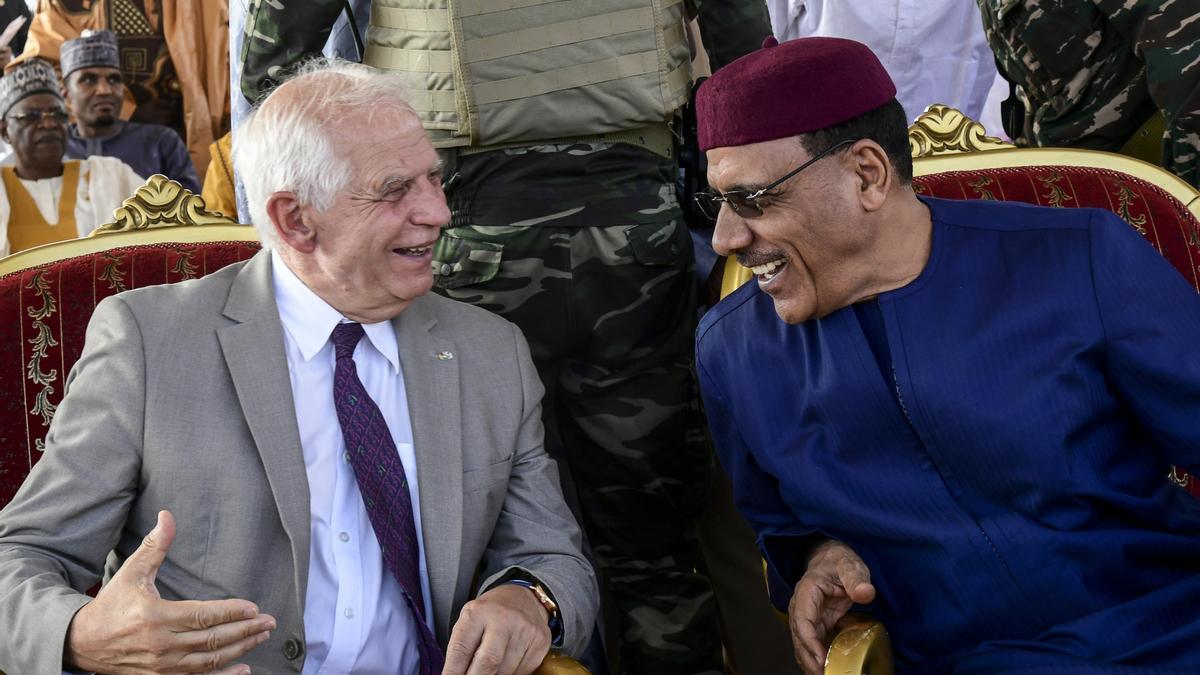 L'Alt Representant de la UE, Josep Borrell, amb el president del Níger Mohamed Bazoum a Niamey