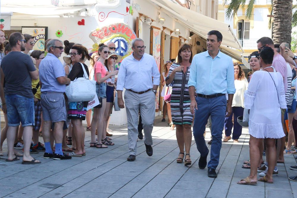 Pedro Sánchez pasea por el puerto de Ibiza