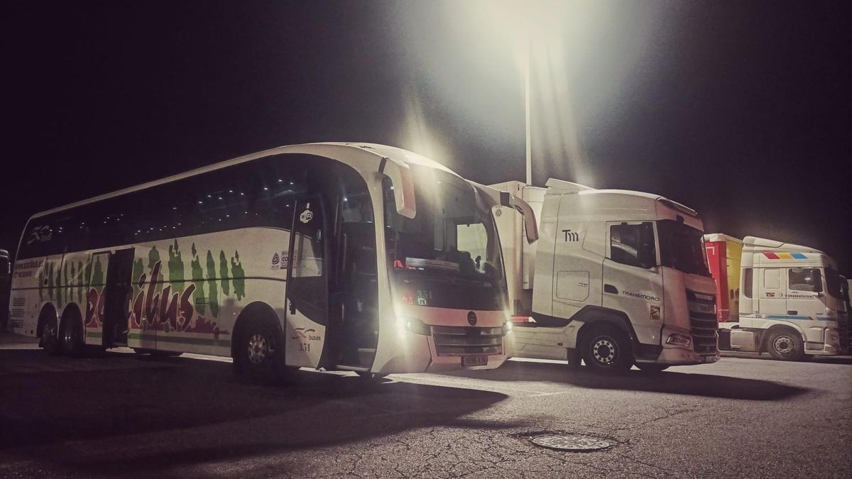 Autobuses y camiones aparcados en un descanso de la ruta nocturna entre Cádiz y Madrid