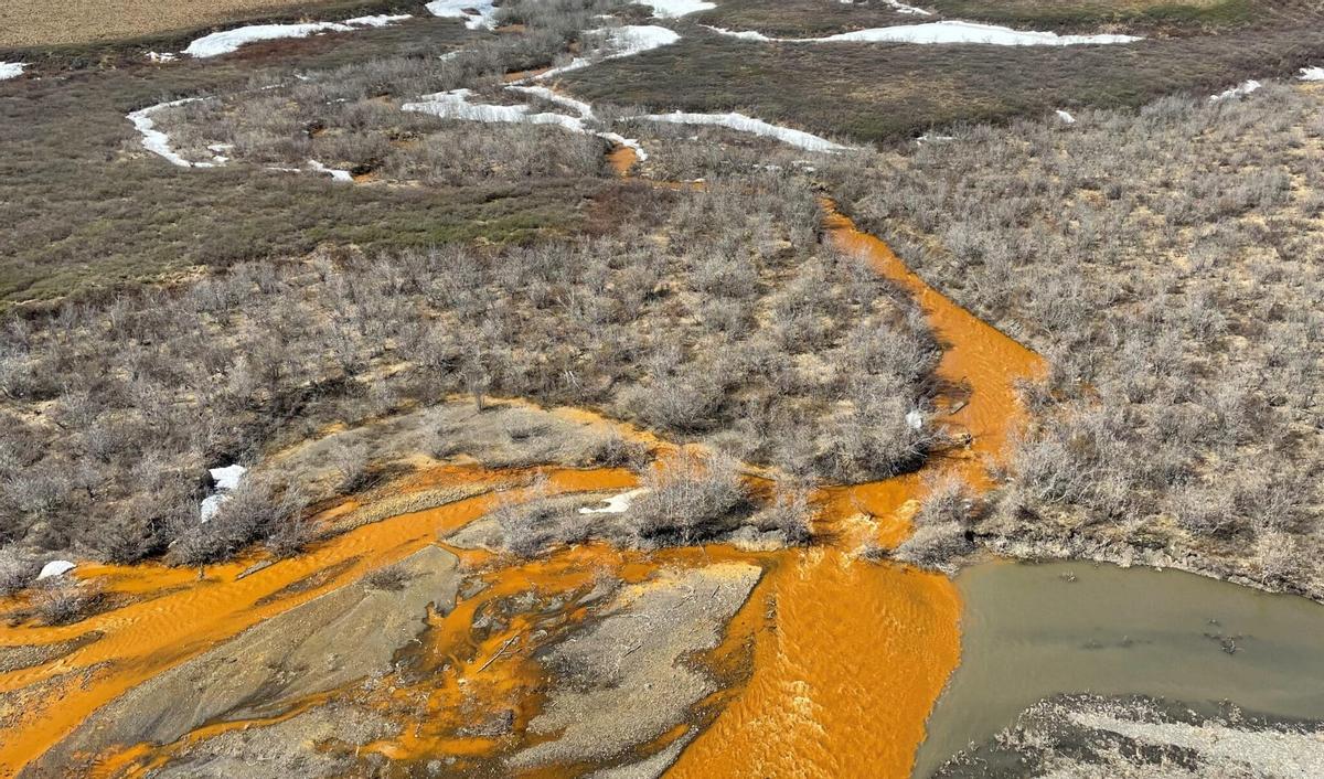 Un río en Alaska de color naranja