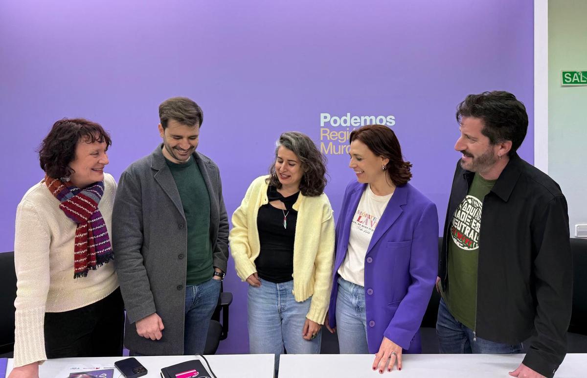 Los miembrois de Podemos durante Aperitivos Morados.