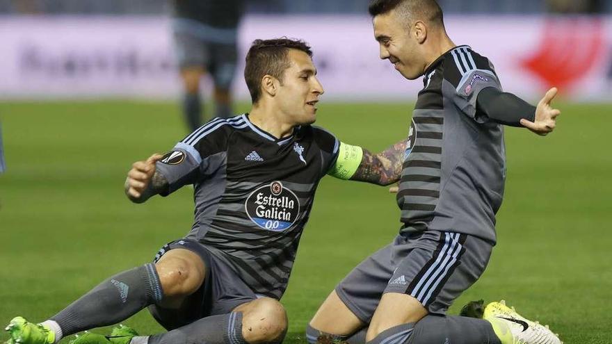 Hugo Mallo y Aspas se abrazan tras el segundo gol del Celta, obra del delantero moañés. // Ricardo Grobas