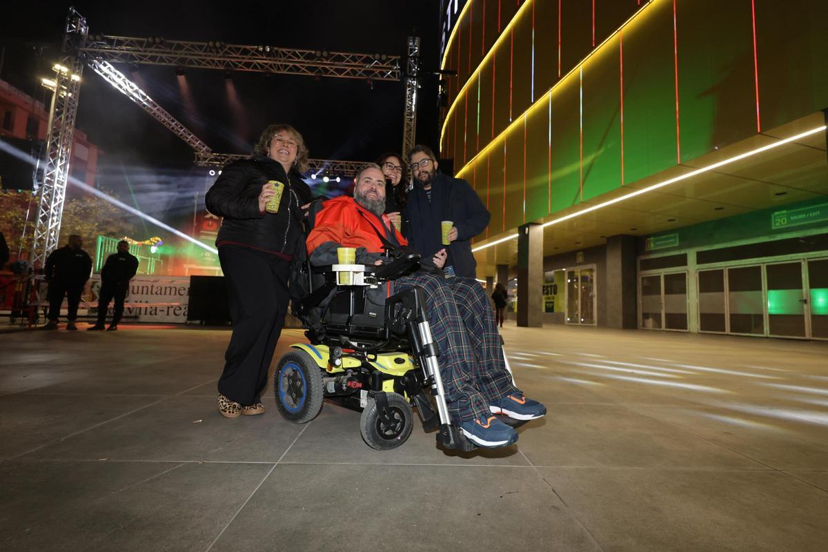 Galería de imágenes: Tardeo en la plaza del Estadio de la Cerámica de Vila-real