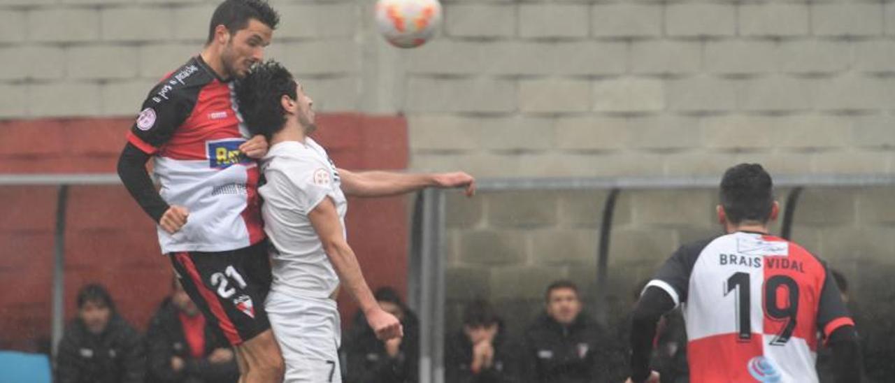 Martín Sánchez despeja un balón ante un rival ayer en el campo de A Grela.