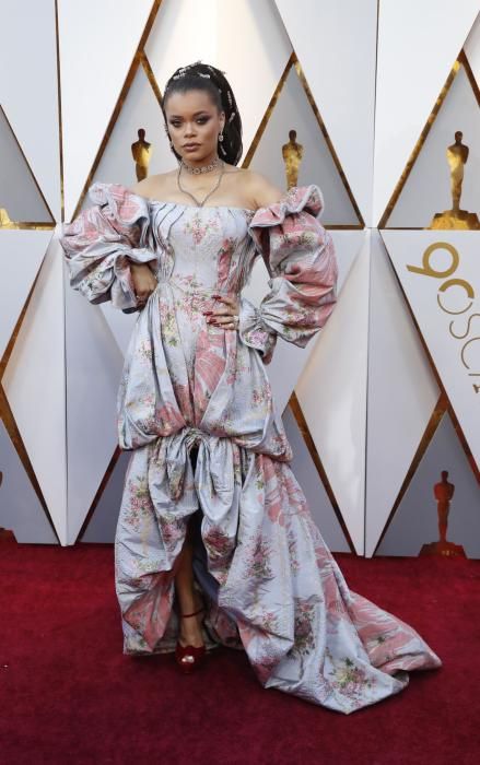 La cantante Andra Day no acertó con su vestido lleno de volúmenes imposibles.