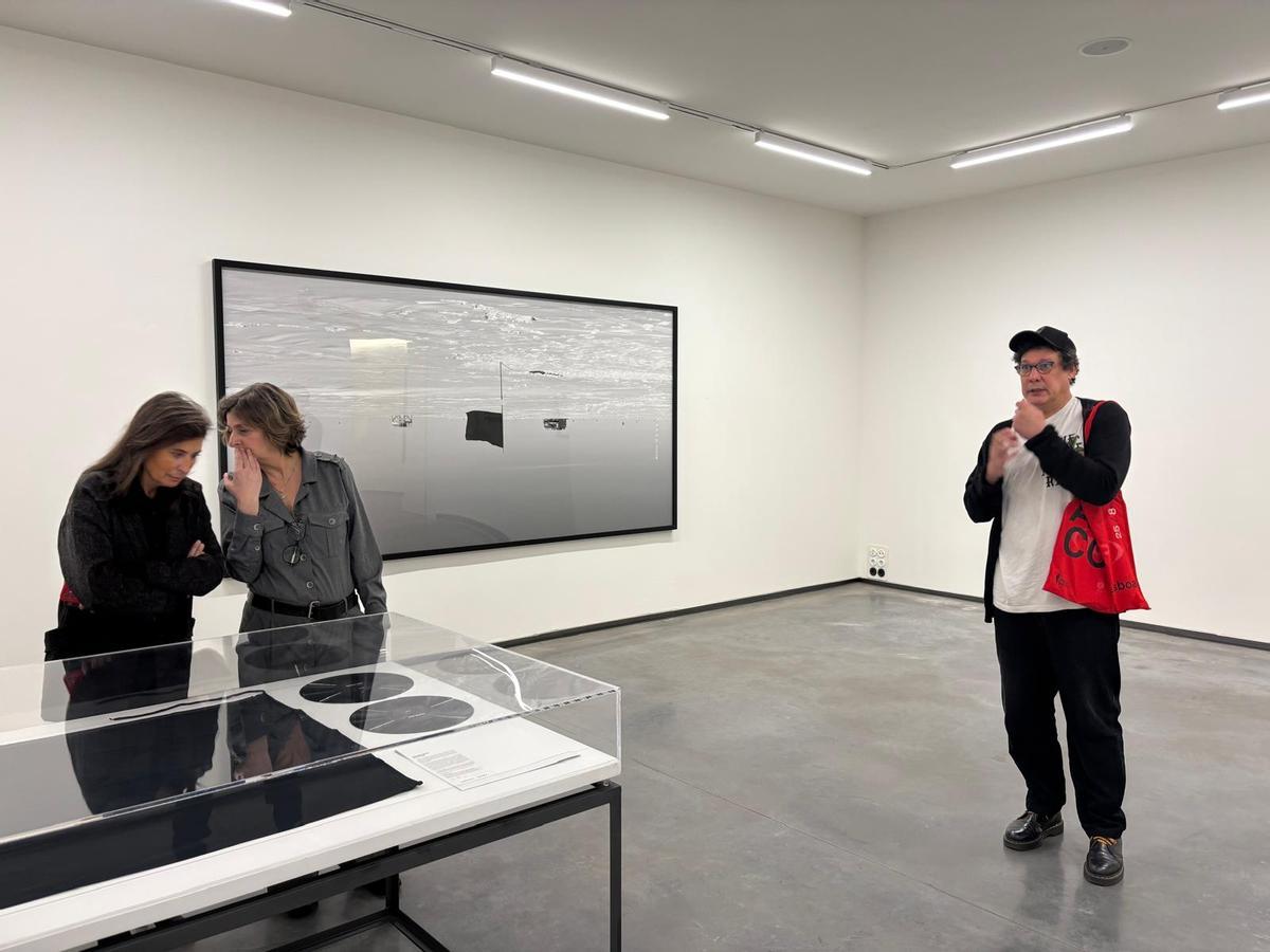 FOTOGALERÍA | La muestra Santiago Sierra en el Museo Helga de Alvear, en imágenes