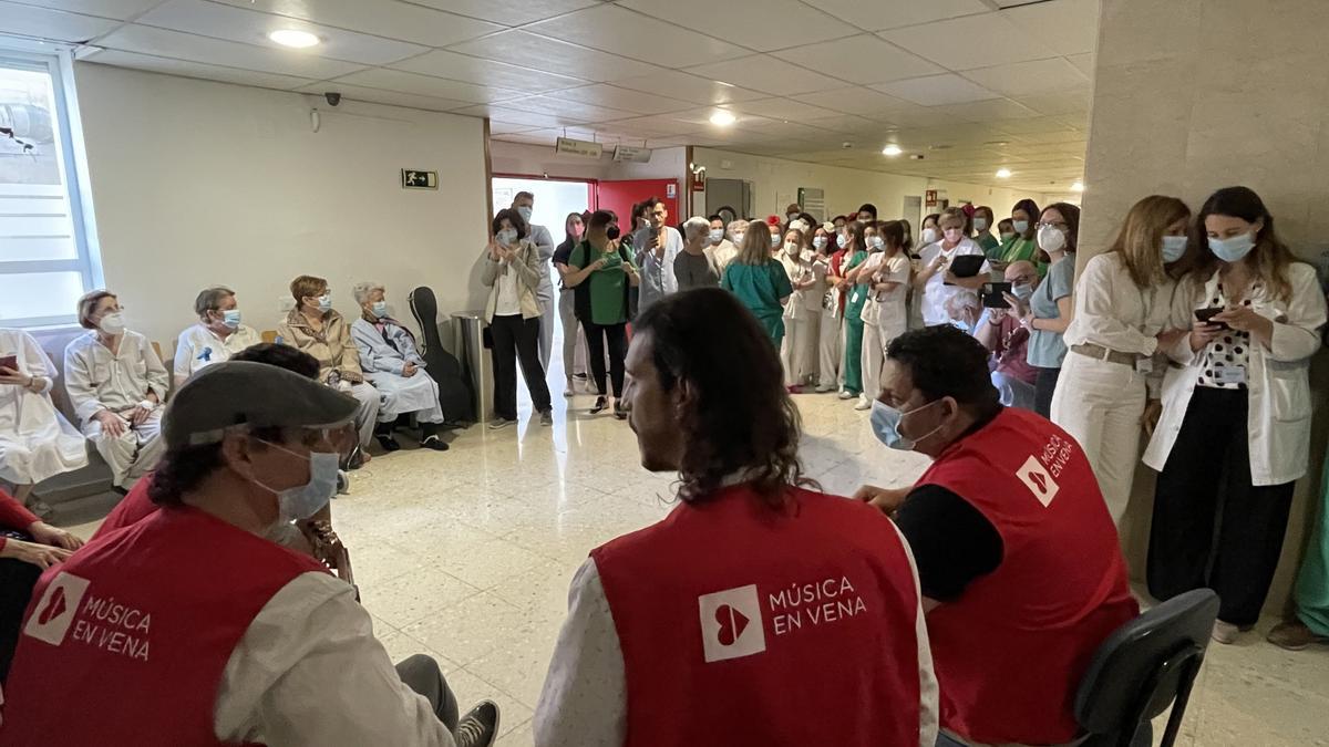 Pacientes del hospital Reina Sofía disfrutan del concierto flamenco.