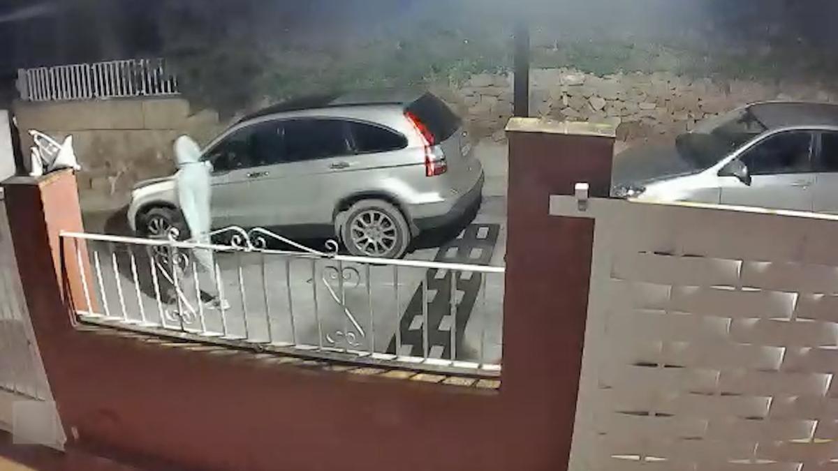 Una cámara de seguridad captó al presunto autor de los robos en las inmediaciones de una vivienda de Náquera.