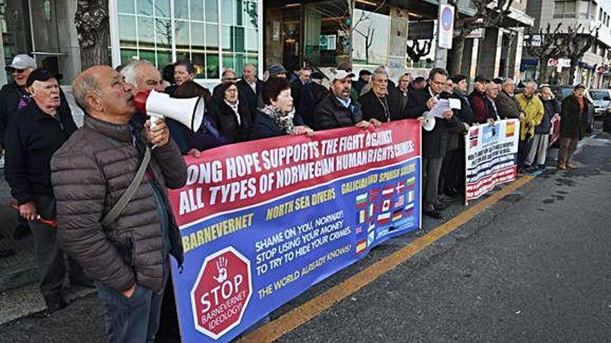 Los exmarineros en su protesta ante el Consulado noruego en A Coruña.