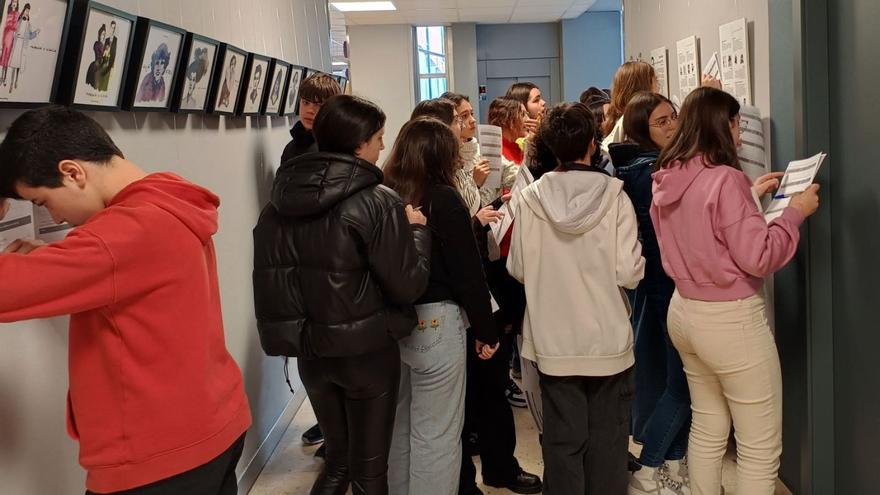 El alumnado realizando actividades sobre la exposición de Cabanas.