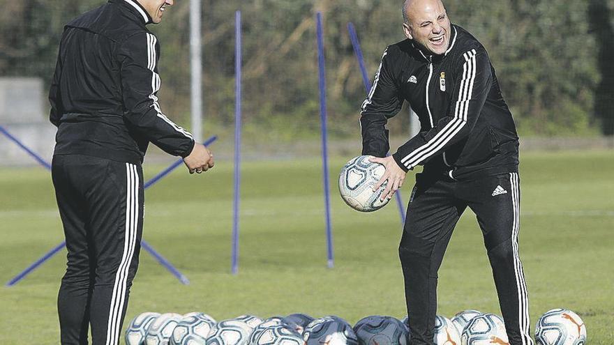 Javier Benavides, a la izquierda, con Javi Rozada, durante un entrenamiento del Oviedo.