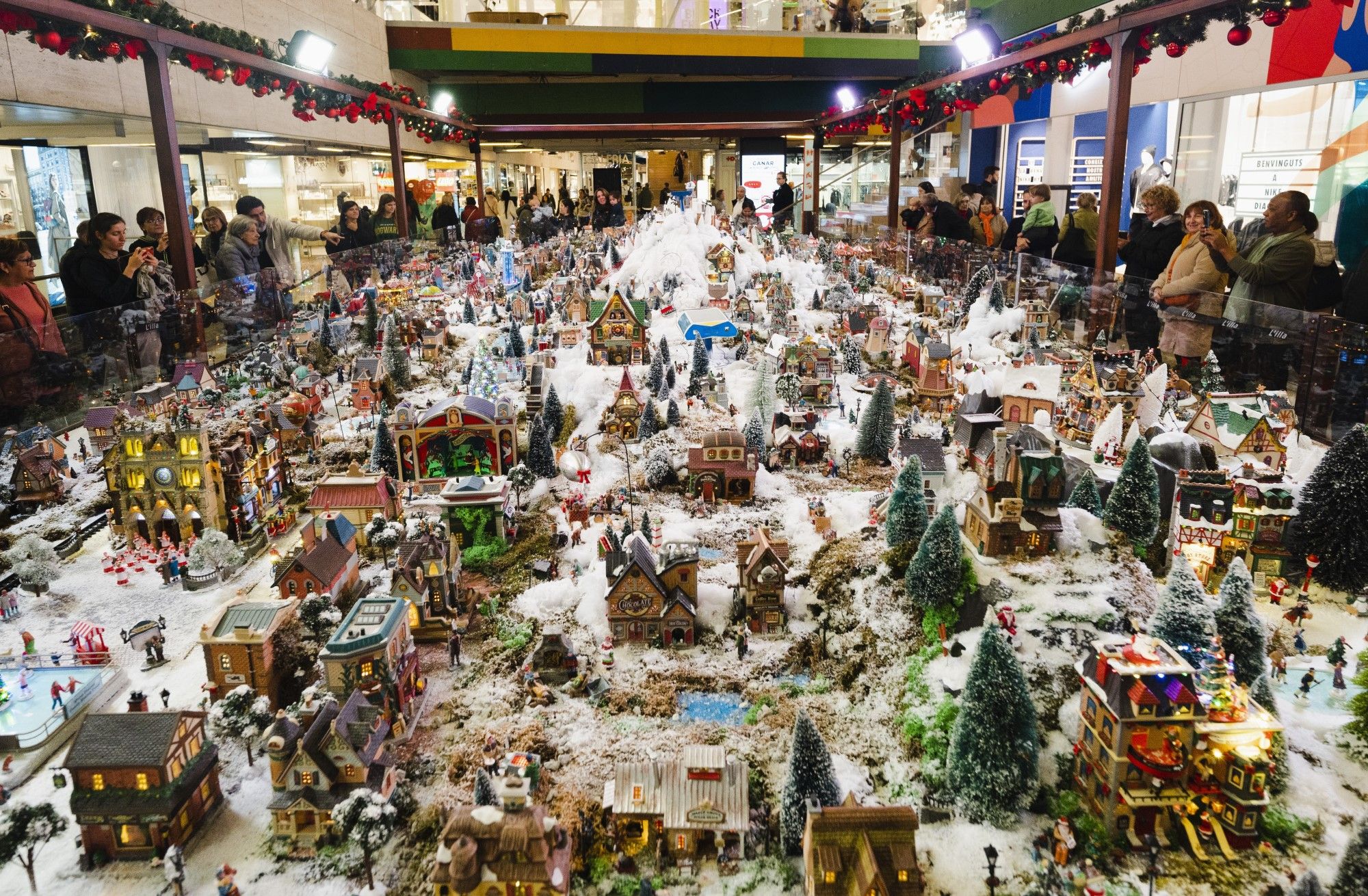 La impresionante maqueta que recrea una ciudad navideña de cuento.