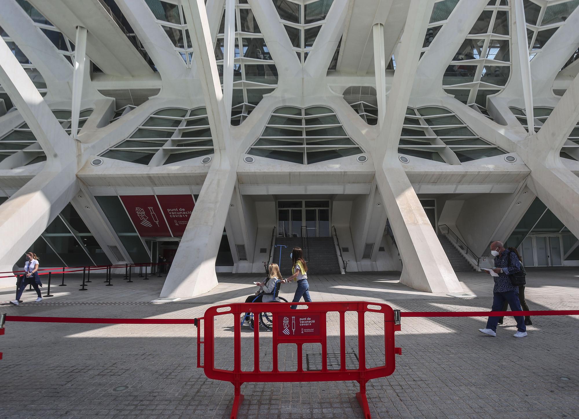 Así ha sido el primer sábado de vacunación masiva en la Ciutat de las Arts