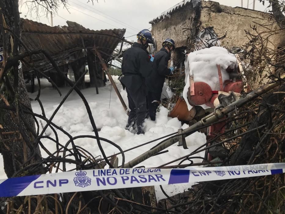 La Policía Nacional investiga las causas que originaron, en la madrugada del martes al miércoles, el incendio de una casa de chapa en el Camino de la Sierra, en Churriana, y en el que perdieron la vida dos personas.