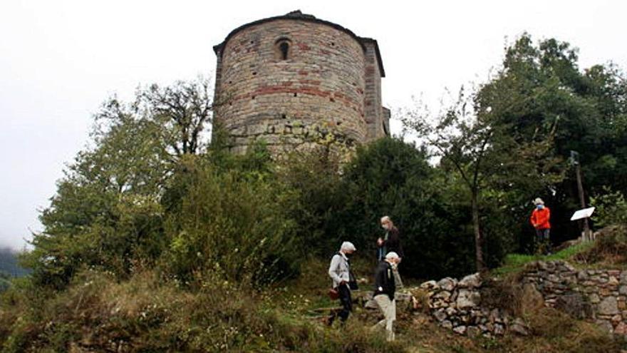 Veïns de Pedra sota l&#039;absis de l&#039;església de Sant Julià, que volen que sigui de titularitat municipal