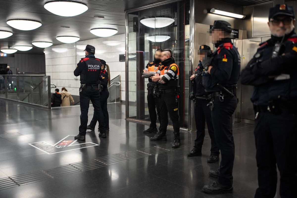 Macrodispositivo de los Mossos junto a la seguridad de TMB en el metro de Barcelona