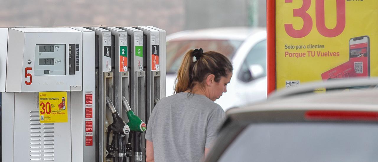 Una conductora reposta su vehículo en una gasolinera