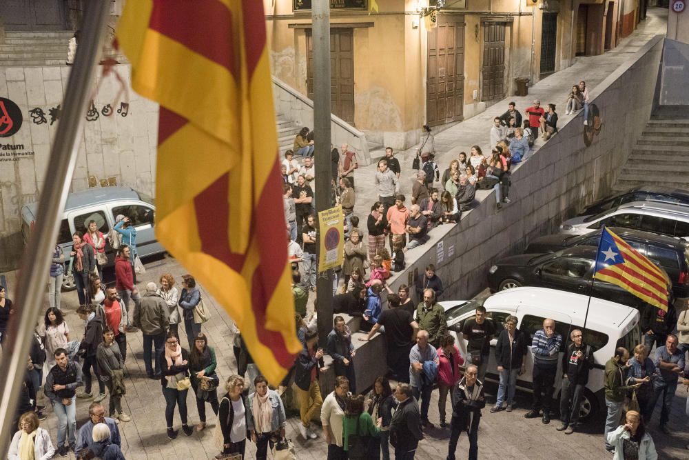 Desenes de persones omplen la sala de plens per donar suport a Montse Venturós