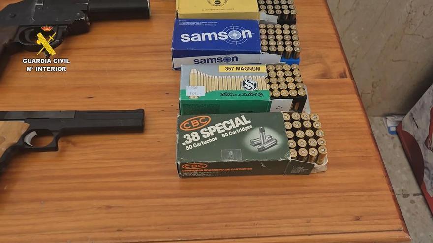 Investigan a una persona con un arsenal de armas en su vivienda en Alhaurín el Grande