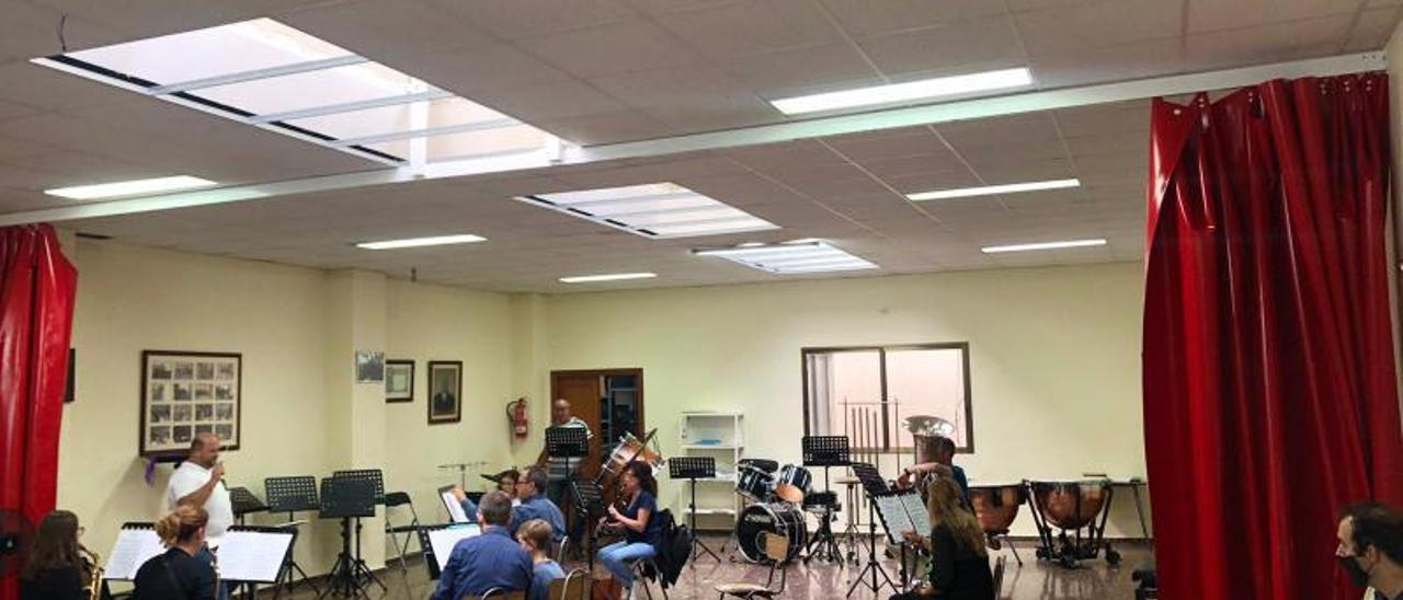 Los músicos del Ateneo de Llaurí durante el ensayo. | LEVANTE-EMV