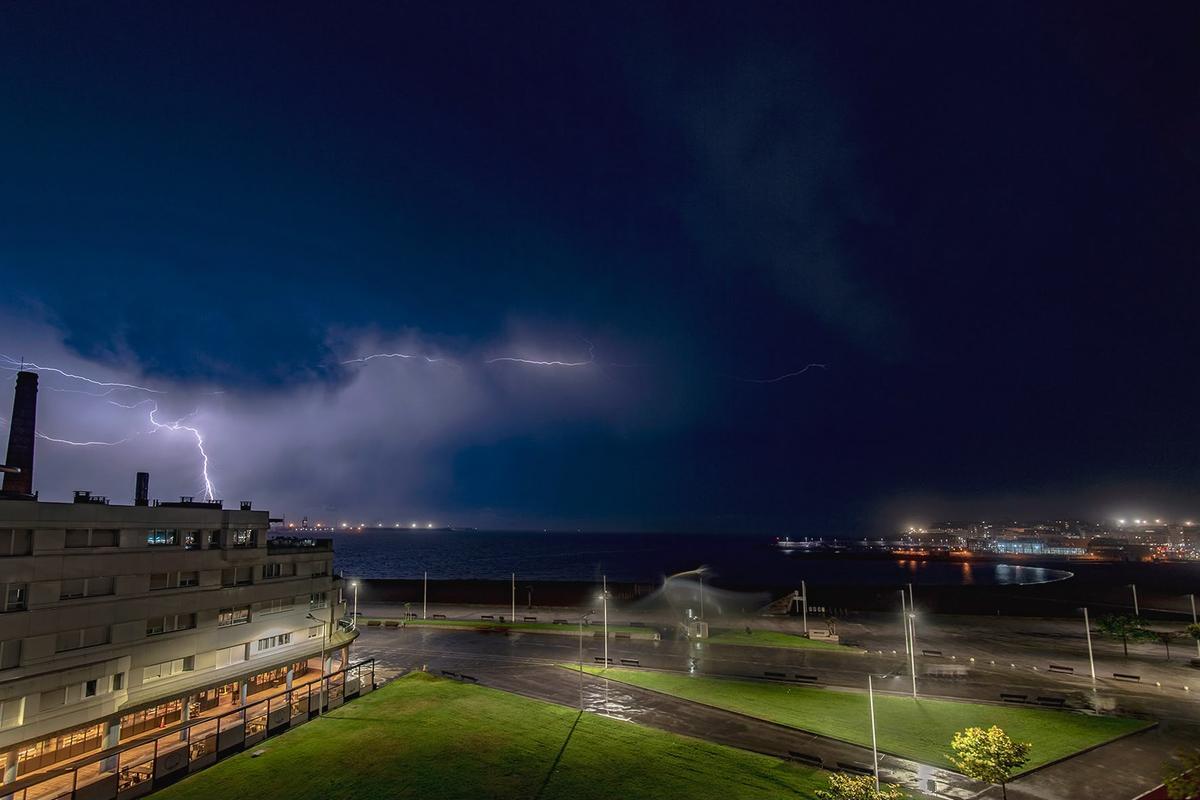 Las impresionanes imágenes de la tormenta eléctrica en Poniente, Gijón