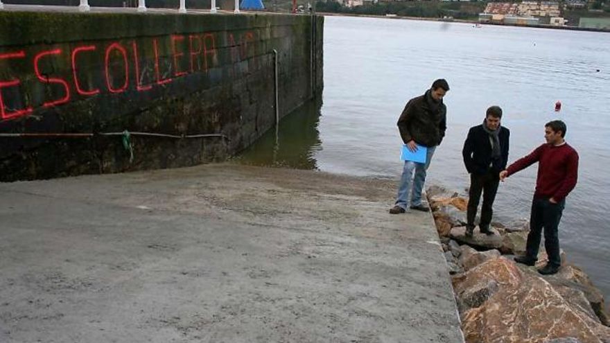 Los populares Álvaro Queipo y Alfonso Román López, junto al presidente del Club de Vela, Antonino Esteban Quintana.