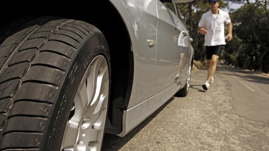 Los neumáticos de los coches originan una cuarta parte de los microplásticos del medio ambiente